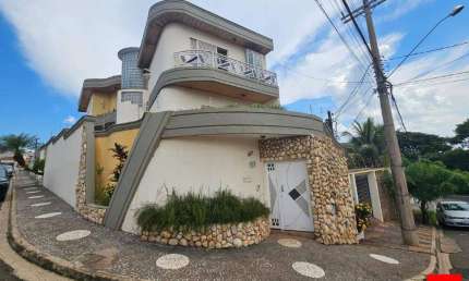 Sobrado de Três Andares à Venda na Vila Godoy em Santa Bárbara d'Oeste