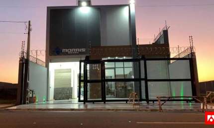 Barracão comercial com casa no piso superior à venda no Jardim Firenze em Santa Bárbara d'Oeste.