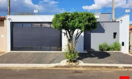 Sobrado à Venda no Bairro Cidade Jardim, Americana com 3 Quartos (1 Suíte) e Garagem.