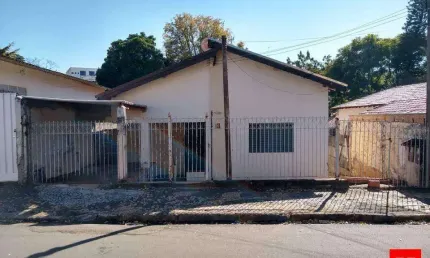 Duas casas à venda no mesmo terreno na Vila Santana em Santa Bárbara d'Oeste.
