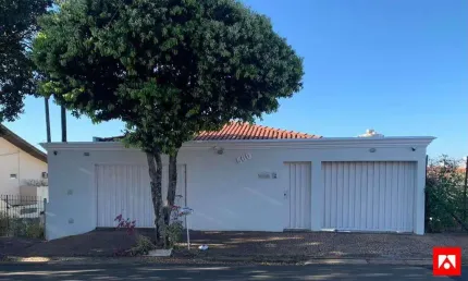 Casa ampla à venda na Vila Brasil em Santa Bárbara d'Oeste com 3 quartos (1 suíte) e 6 vagas de garagem