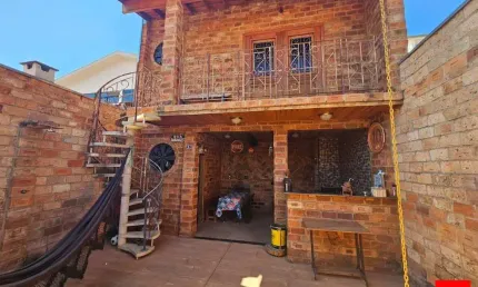 Casa com edícula rústica à venda no Jardim Laudissi I em Santa Bárbara d'Oeste