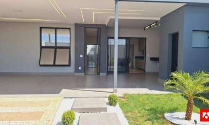 Casa à venda no Reserva Centenária em Santa Bárbara d'Oeste. Casa com 3 quartos (1 suíte) e 4 vagas de garagem.
