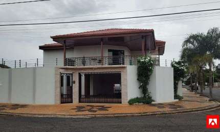 Casa de alto padrão sobrado à venda no Jardim Panambi, em Santa Bárbara d'Oeste com 3 quartos (3 suítes) e 4 vagas garagem