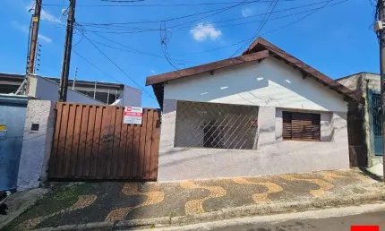 Casa à venda no Centro de Santa Bárbara d'Oeste com 2 quartos, sendo 1 banheiro social e 4 vagas de garagem