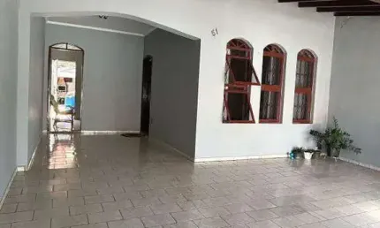 Casa à venda no Residencial Vale das Nogueiras em Americana com 2 quartos, sendo 1 banheiro social e 3 vagas de garagem