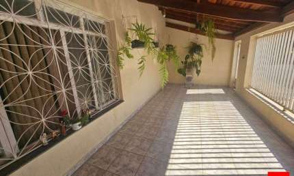 Casa à venda no Centro de Santa Bárbara d'Oeste com 3 quartos (1 suíte) e 4 vagas de garagem