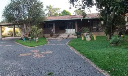 Chácara à venda no Condomínio Santa Júlia em Limeira com piscina.