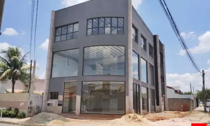 Salão Comercial à venda no Jardim Dona Regina em Santa Bárbara d'Oeste com 15 salas e 8 vagas de garagem.
