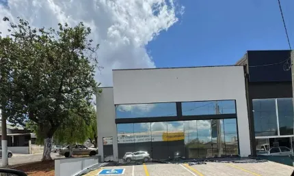 Salão Comercial para locação em Americana com escritórios e banheiros.