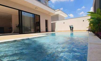 Casa à Venda no Condomínio Residencial Villagio, Americana com 3 Suítes e 4 Vagas de Garagem.