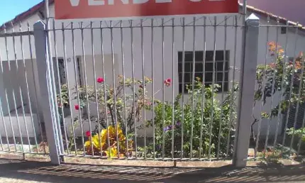 Casa à venda em excelente localização, com frente para a Avenida Tiradentes e fundo para a Rua São José, em Santa Bárbara d'Oeste