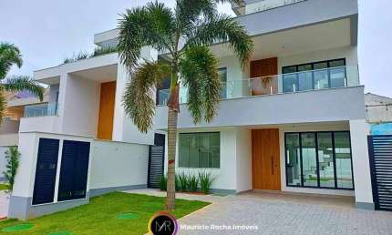 Casa contemporânea com piscina e área gourmer no Recreio dos Bandeirantes: 5 quartos, 5 suítes, 2 salas e 350m² de área privativa. Venha conferir!