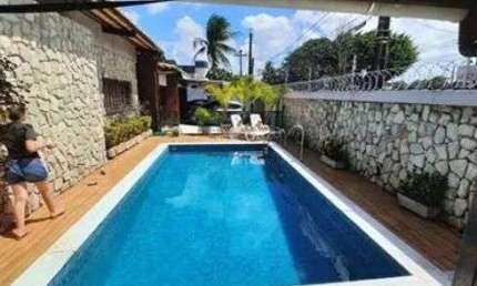 Casa para venda possui 450 metros quadrados com 4 quartos em Prado - Recife - PE