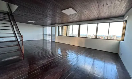 Apartamento Dúplex 350m Reformado Apartamento de cobertura, andar alto, dois por andar, em edifício de alto padrão na Boa Vista, com dois pavimentos, completamente reformado e modernizado, com substit