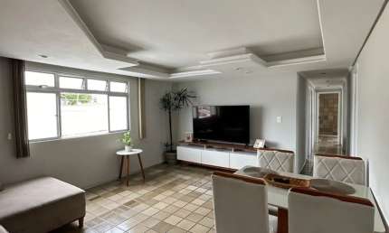 Apartamento à venda em Campo Grande, espaçoso e reformado. À VISTA!