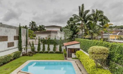 Sobrado com 5 quartos à venda em Jardim Cordeiro - SP