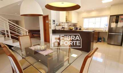 Casa para venda em condomínio fechado em Valinhos com 3 suítes e píscina.