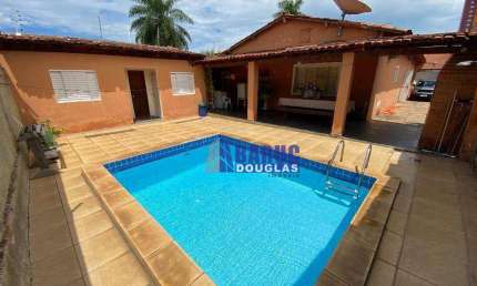 Casa térrea com 4 quartos com 235 m² no alto do bairro Jardim Cuiabá  R$ 1.150.000 - aceita financiamento e pega apto como parte de pagamento.