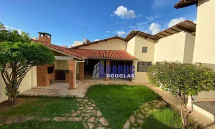Vende-se linda casa de esquina com sala 3 ambientes, lavabo, 03 suítes, varanda c/ churrasqueira com 312 m² mais quarto R$ 750.000 - Jardim Shangri-La