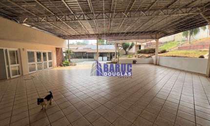 Aluga-se ampla casa comercial no Bairro Santa Rosa, com Ótima localização (casa de esquina) com 3.400m2 de terreno e 1.600m2 de área construída.