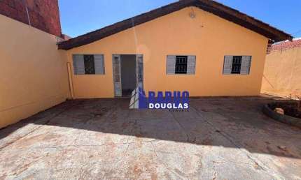 VENDE-SE CASA TÉRREA NO CONDOMÍNIO MORADA DA SERRA VI, CASA COM 2 VAGAS DE GARAGEM, 3 QUARTOS, 2 BANHEIROS, SALA, COZINHA, ÁREA DE SERVIÇO.