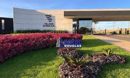 Vende-se ótimo terreno com 252,30m2, plano, na parte alta do condomínio, muito bem localizado no condomínio Village Bordeaux. PRONTO PARA CONSTRUIR.