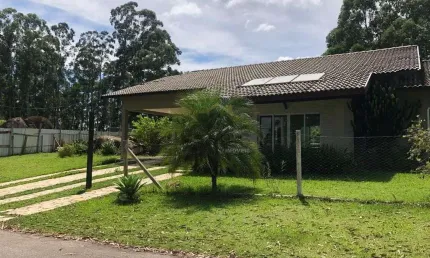Aconchegante casa terrea, 03 suites em meio a natureza na cidade de vinhedo/sp.