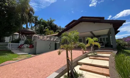 'residencia de prestigio: 4 suites, 2 dormitorios, 6 banheiros, uma bela piscina com bar molhado em condominio fechado com localizacao privilegiada de vinhedo/sp.