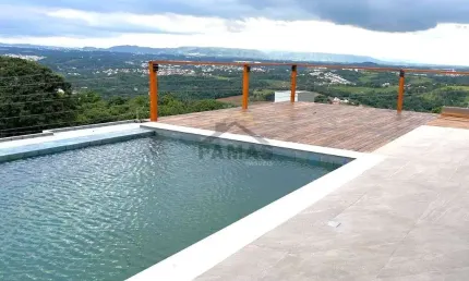 Venha descobrir o seu refugio de luxo neste cenario deslumbrante! Agende uma visita para conhecer pessoalmente esta casa de alto padrao com 4 suites, piscina com borda infinita e aquecida  e se encant