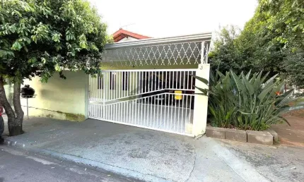 Oportunidade: Casa aconchegante com 2 dormitorios e 2 vagas de garagem na Vila Romana, Vinhedo/SP!