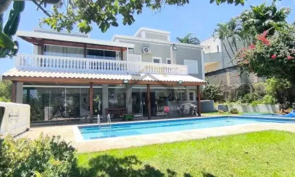 Aluguel de Casa Mobiliada no Condominio Villa Hipica I – 4 Suites, sendo 1 no Terreo, Espaco Gourmet, Piscina Aquecida e um Belo Jardim Gramado com Pomar