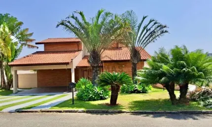 Nao perca a oportunidade unica de viver na casa dos seus sonhos no Condominio Marambaia, localizado em uma area privilegiada de Vinhedo. Esta residencia dispoe de 4 dormitorios, sendo 2 suites, alem d