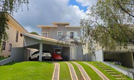 Casa de alto padrao com piscina aquecida no Condominio Alpes de Vinhedo