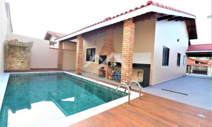 Casa em Peruíbe moderna com 3 quartos e área de lazer com churrasqueira e piscina