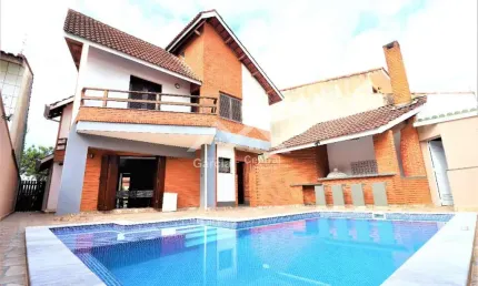Casa próximo a praia em peruíbe com 3 quartos e área de lazer com piscina