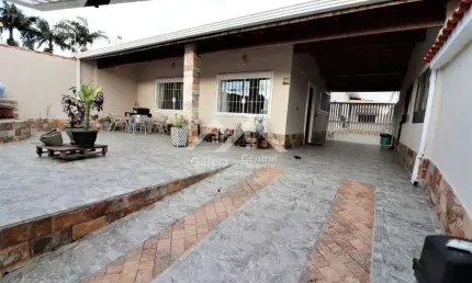 Casa com 3 quartos sendo 1 suíte e edícula em Peruíbe