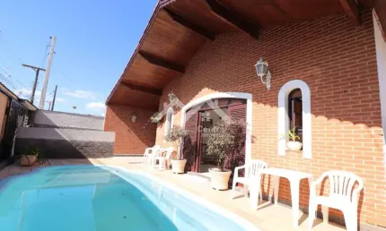 Casa em Peruíbe com 4 quartos e área de lazer com churrasqueira e piscina