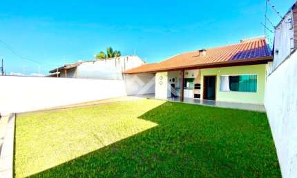 Casa em Peruíbe com 3 quartos sendo 1 suíte e quintal com espaço para piscina e lazer