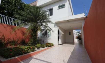 Casa a venda em Peruíbe próximo a praia com 3 quartos e área de lazer com churrasqueira