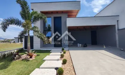 Casa em condomínio fechado em Peruíbe, alto padrão com 3 suítes e piscina
