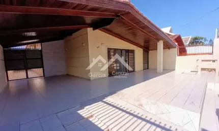 Casa próximo a praia em Peruíbe com 3 quartos e área de lazer com churrasqueira e piscina