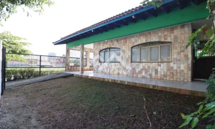 Casa em Peruíbe vem localizada com 3 quartos e espaço para lazer