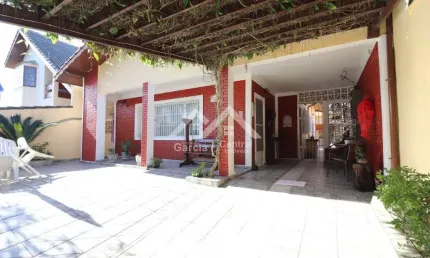 Casa em Peruíbe com 2 quartos e edícula e área de lazer com churrasqueira