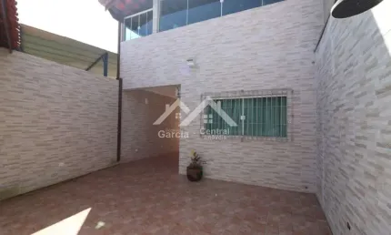 Casa em Peruíbe com 2 quartos e área de lazer com piscina e churrasqueira