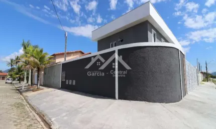 Casa bem localizada em Peruíbe com 2 quartos e área de uso comum com piscina