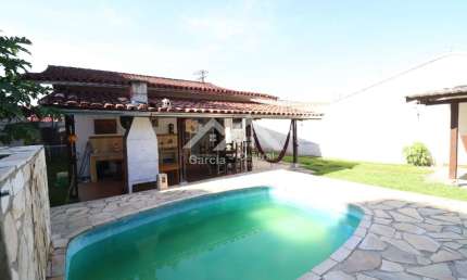 Casa em Peruíbe com 2 quartos e área de lazer com piscina