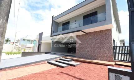 Sobrado alto padrão em condomínio fechado em Peruíbe com 4 suítes e área de lazer com churrasqueira e piscina