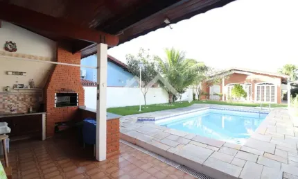 Casa em Peruíbe com terreno grande com 3 suítes edícula e área de lazer com churrasqueira e piscina