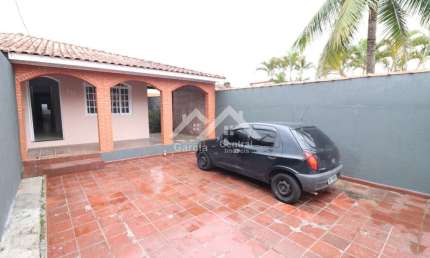 Casa térrea com 2 dormitórios, lado praia, no centro de Peruíbe
